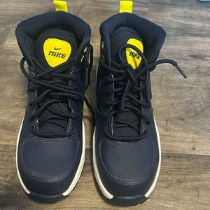 Nike Boot (manoa?) Boys size 5 Big Kids Minimal wear